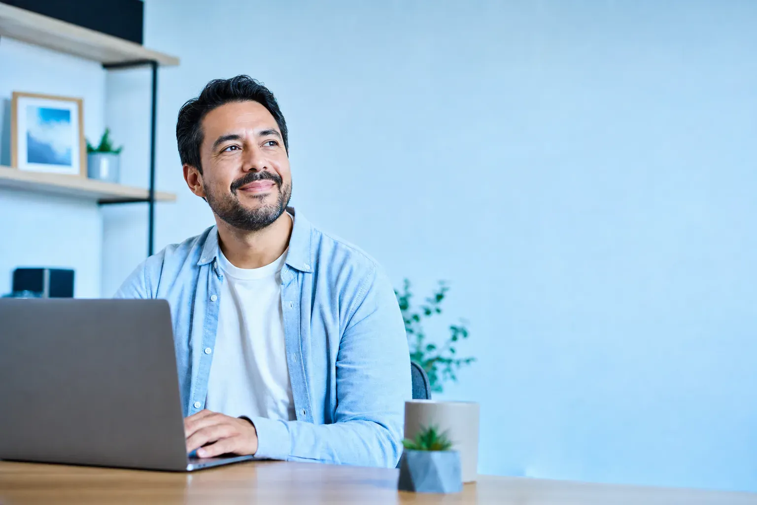 Persona con la vista descansada y nítida tras cuidar sus ojos con las cápsulas Vizinex